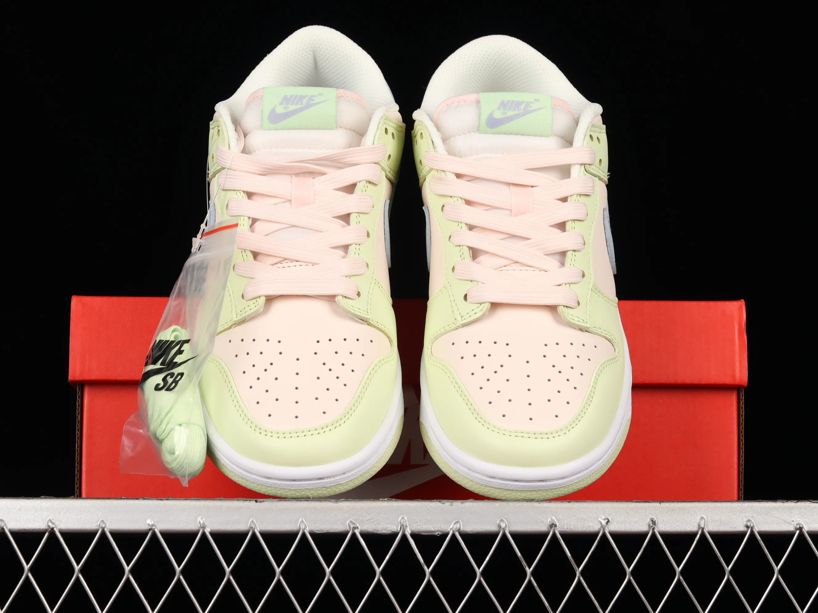 All Categories Nk SB Dunk Series Nk SB Dunk Low Low-top Sneakers J Version Nk SB Dunk Low Prm Ice Lemon Yellow Pink Color SB Smashed Backboard Fashion Casual Sneakers DD1503-600